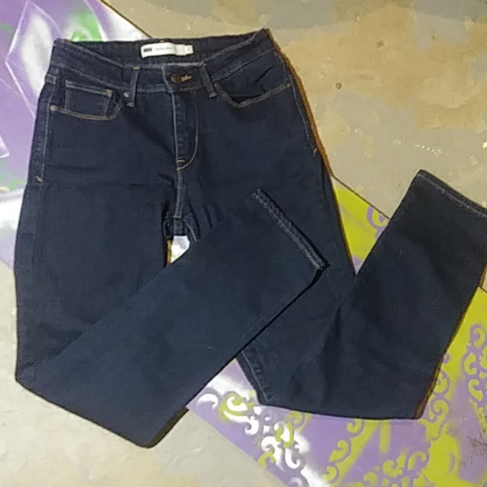 Levi mid rise skinny size 6